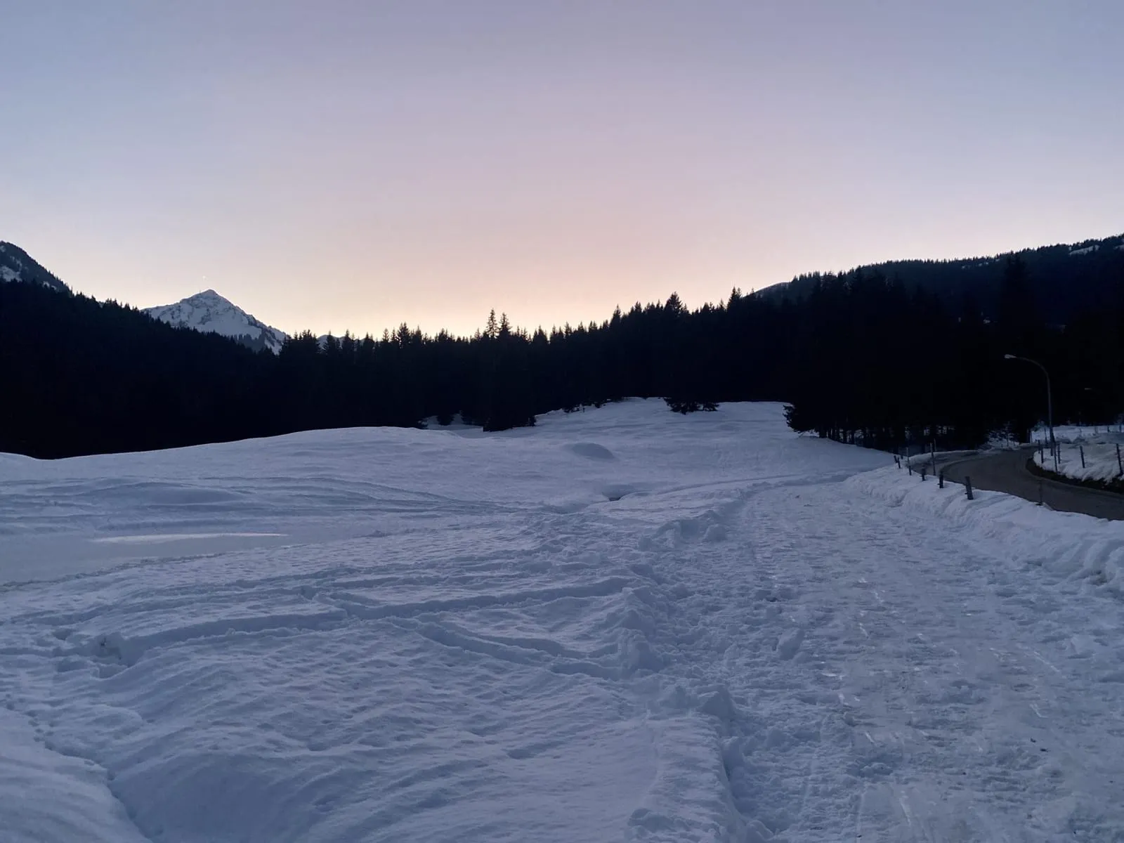 Rodelbahn mit Walmendingerhorn im Hintergrund