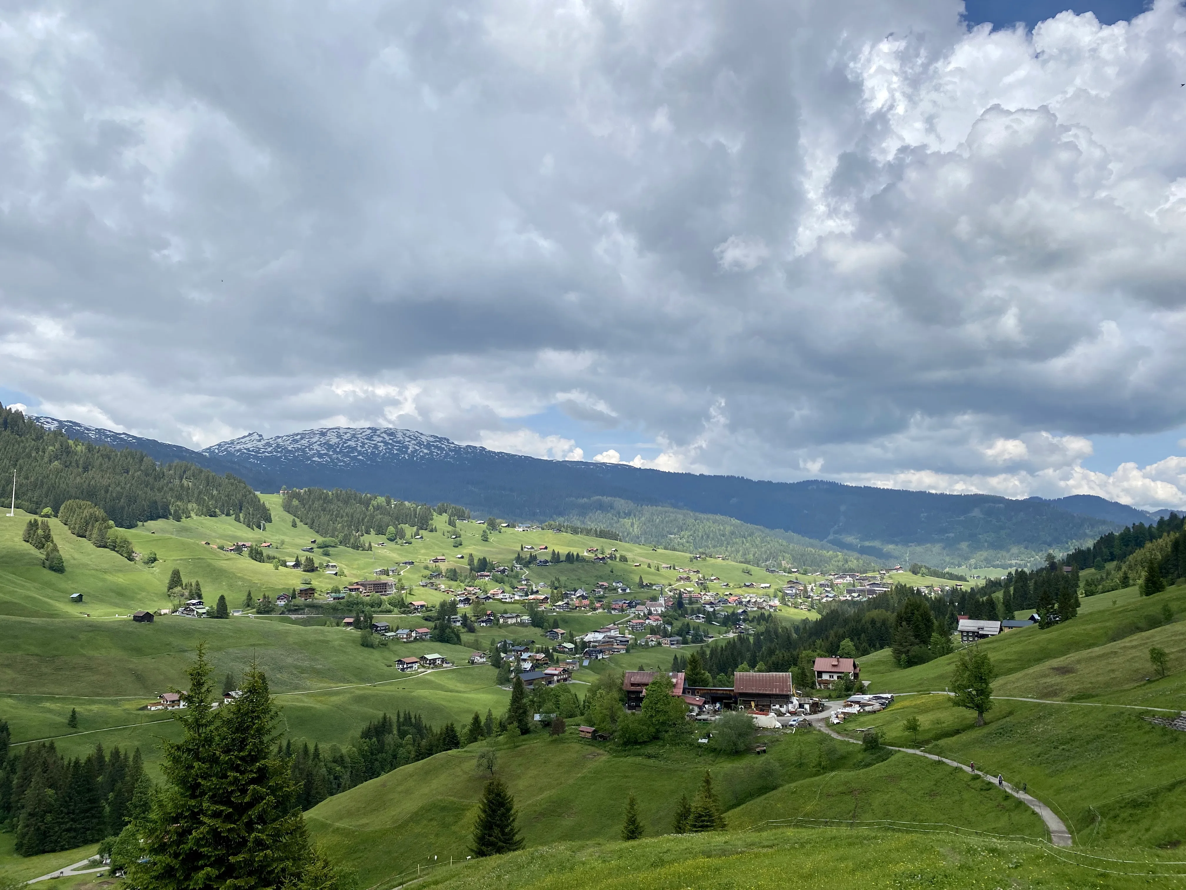 Blick vom Nebenwasser nach Hirschegg und Riezlern