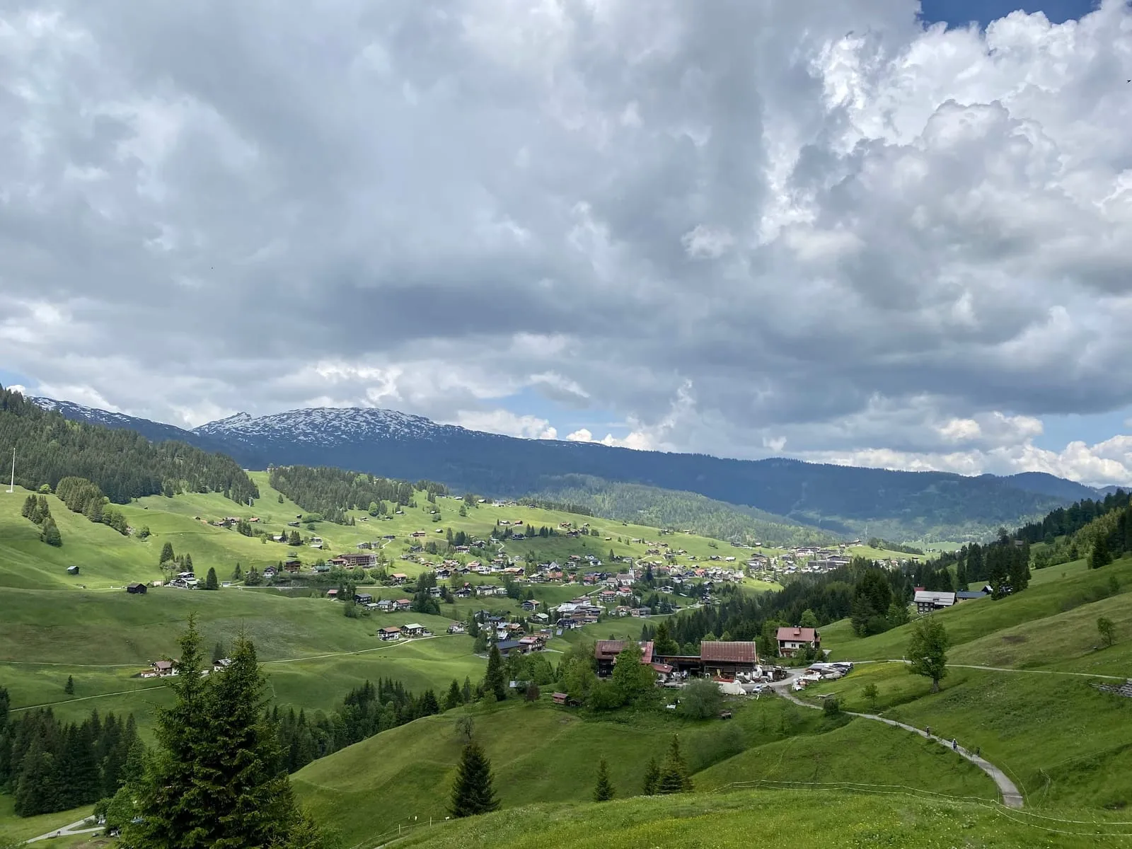 Blick vom Nebenwasser nach Hirschegg und Riezlern