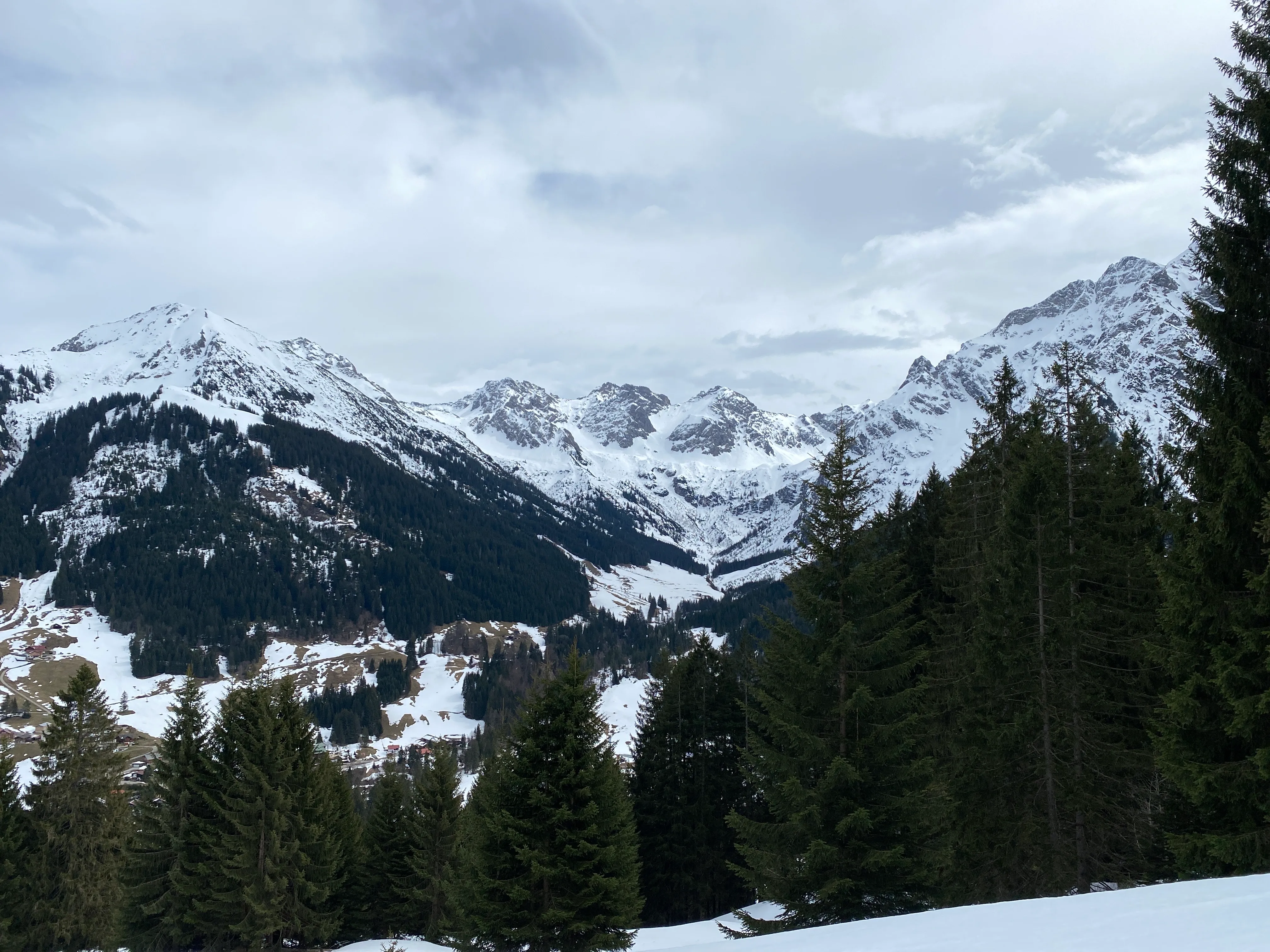 Blick auf die drei Schafalpenköpfe und Mittagsspitze