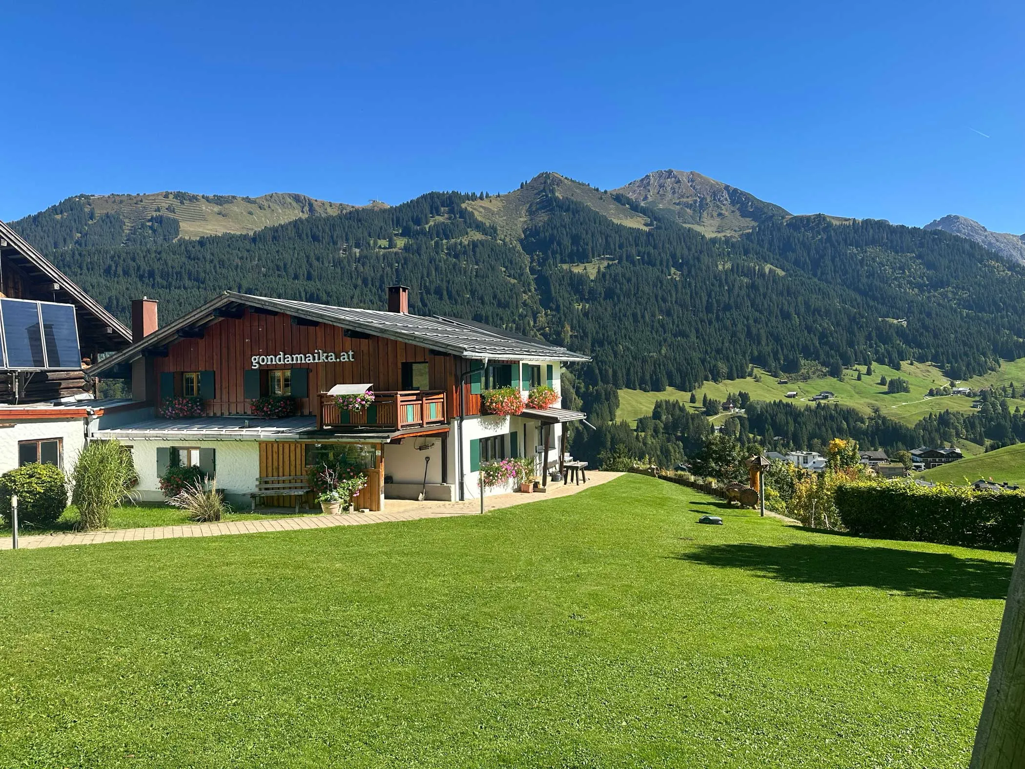 Bergpanorama rund um das Walserhaus Bi dr Gondamaika in Hirschegg im Kleinwalsertal