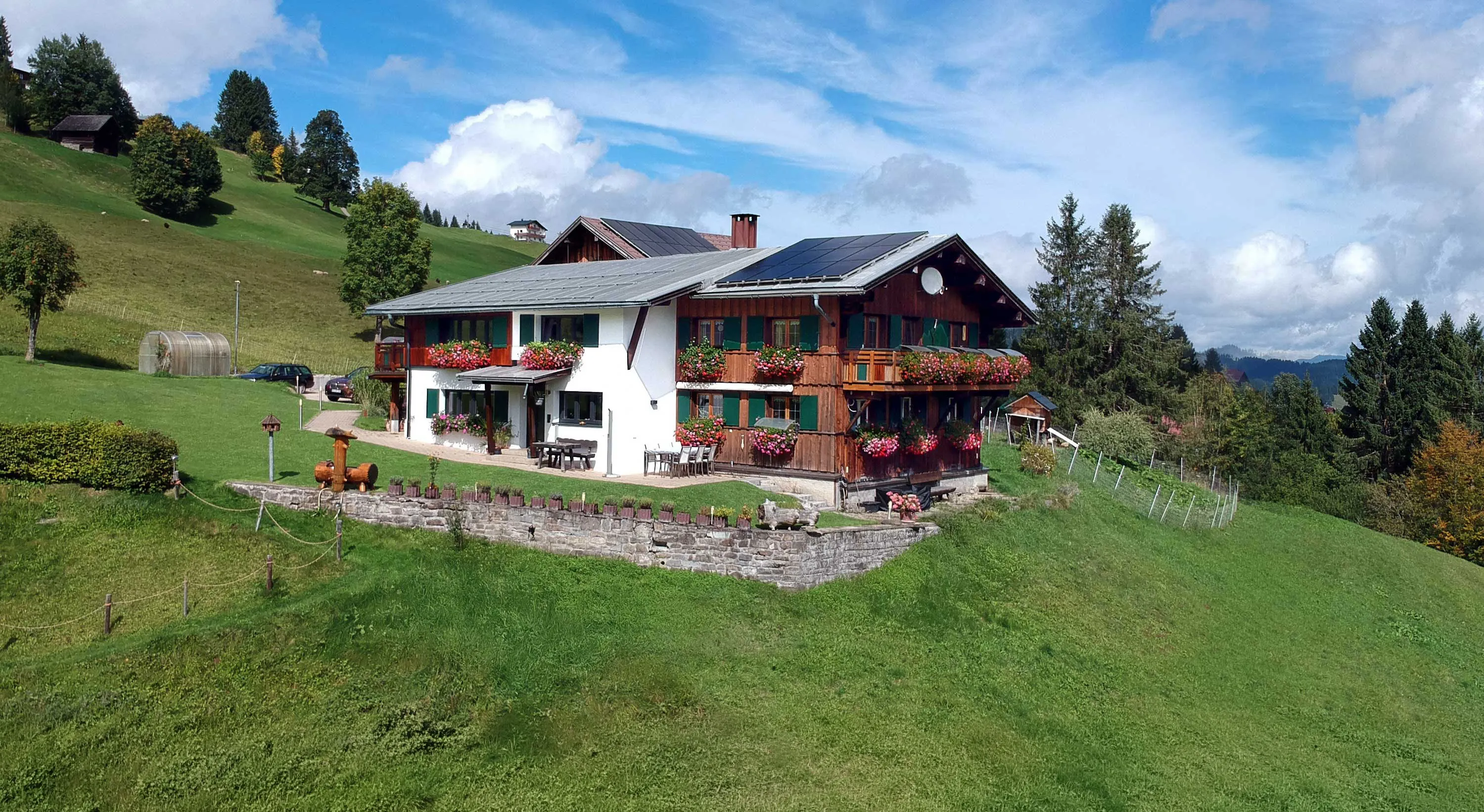 Walserhaus Bi dr Gondamaika im Sommer mit Garten und Bergpanorama, Hirschegg im Kleinwalsertal