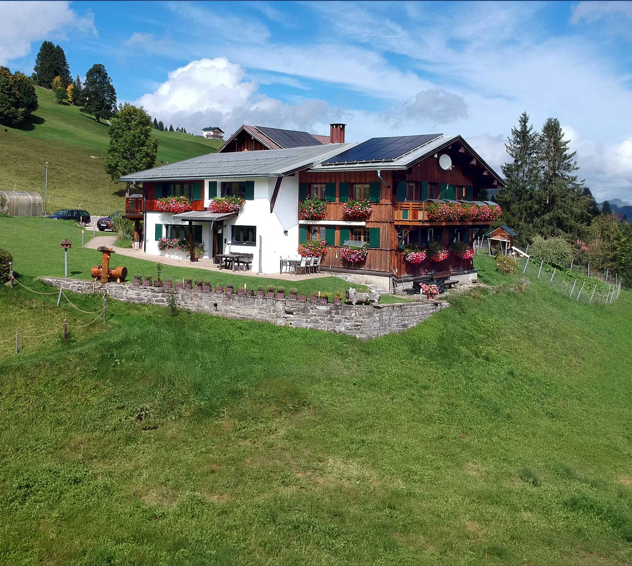 Walserhaus Bi dr Gondamaika im Sommer mit Garten und Bergpanorama, Hirschegg im Kleinwalsertal