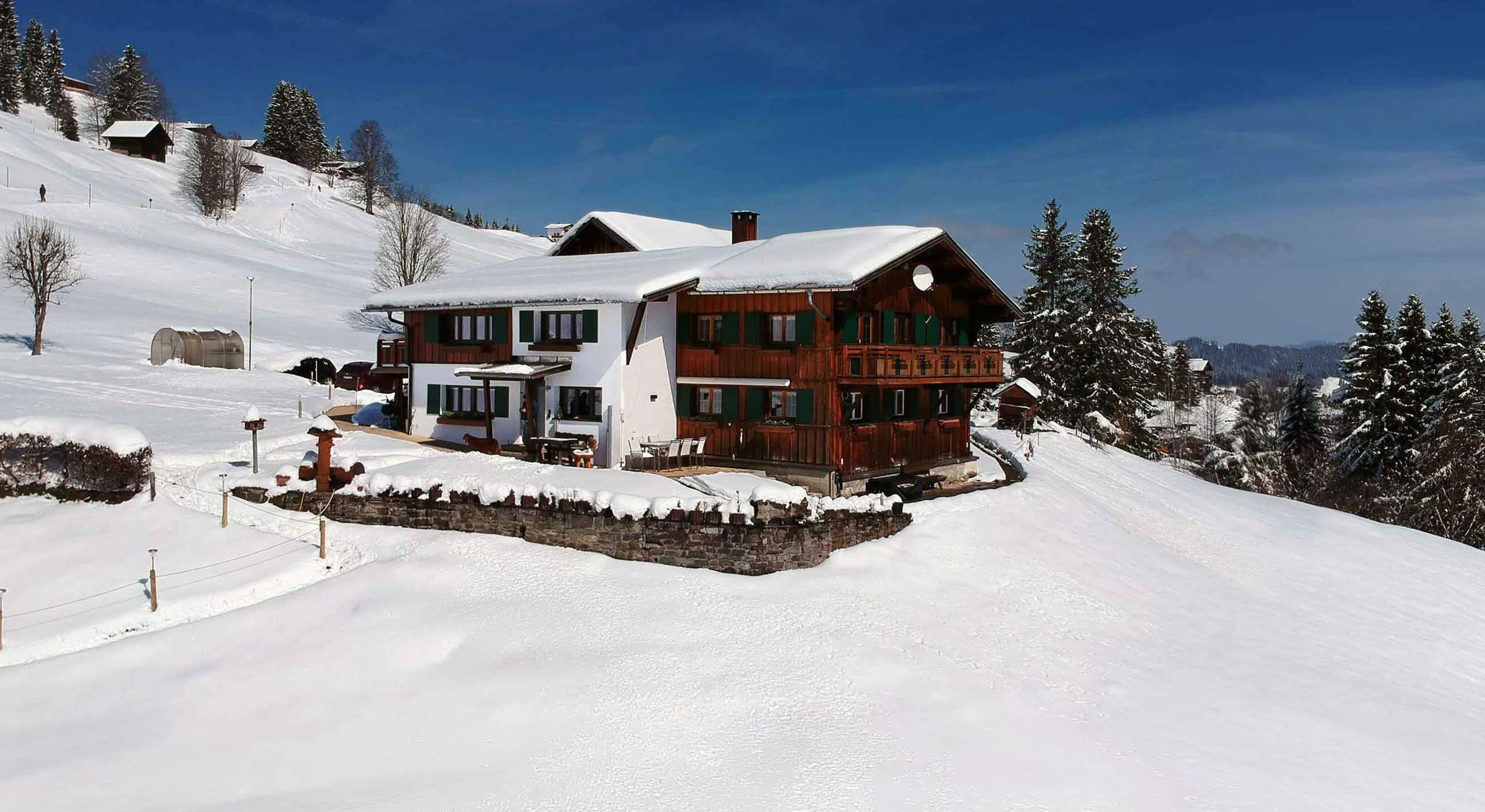 Walserhaus Bi dr Gondamaika im Winter mit Schnee direkt an der Skipiste, Hirschegg im Kleinwalsertal