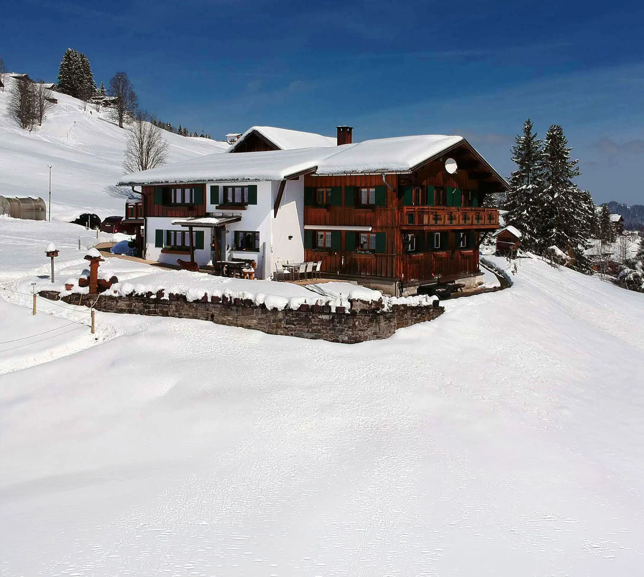 Walserhaus Bi dr Gondamaika im Winter mit Schnee direkt an der Skipiste, Hirschegg im Kleinwalsertal