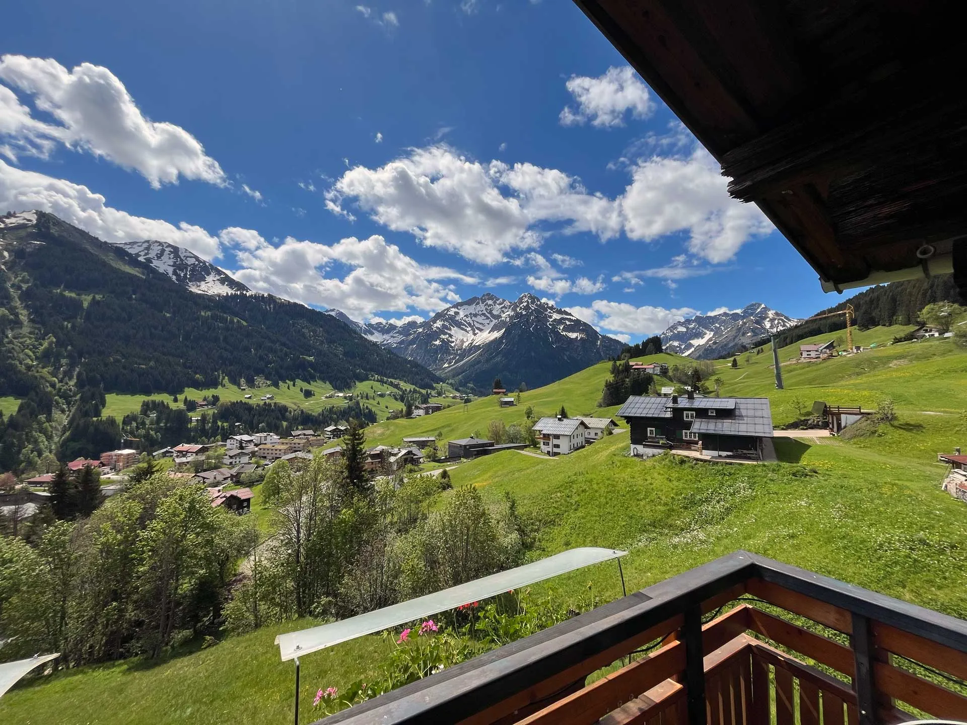Panoramazicht vanaf het balkon van Appartement 22 op Hirschegg en de bergwereld in Kleinwalsertal