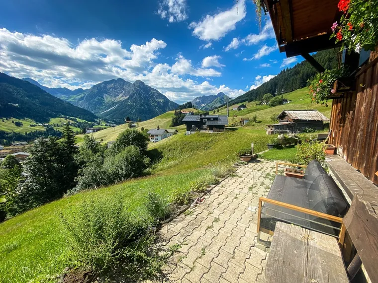 Garden of the Gondamaika holiday apartments in Hirschegg, Kleinwalsertal