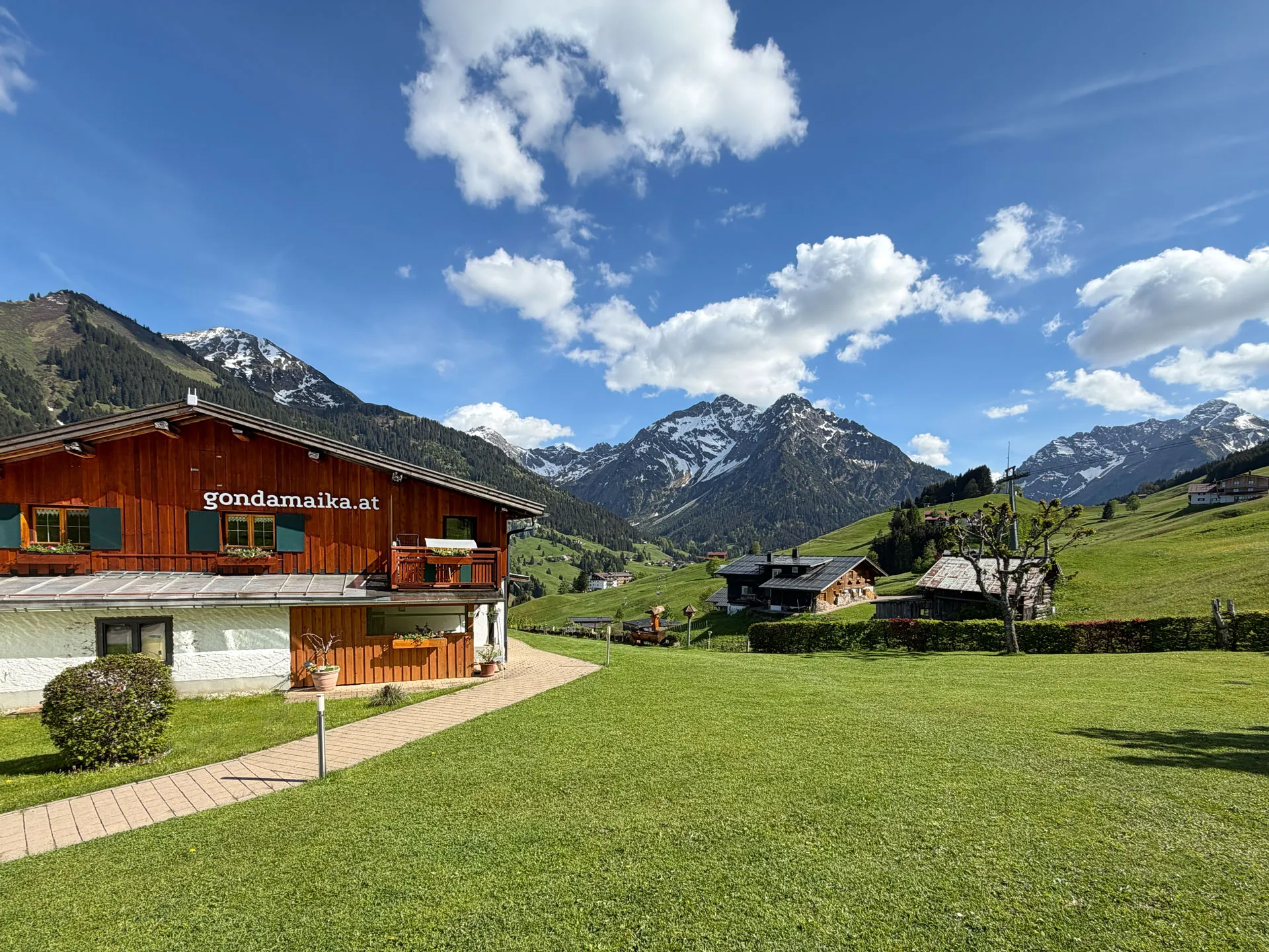 Sommerblick auf das Walserhaus Bi dr Gondamaika mit Bergwiesen und Panorama in Hirschegg, Kleinwalsertal