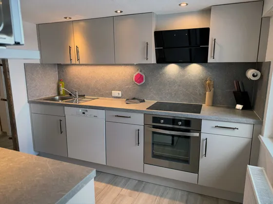 Inbouwkeuken van Appartement 11 met inductie, oven, vaatwasser en spoelbak
