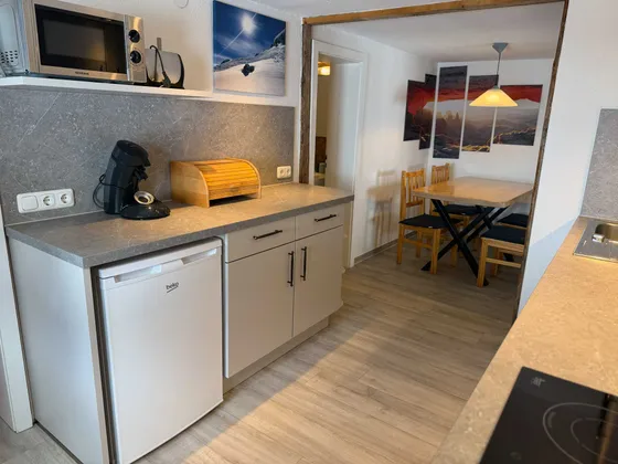 Keuken en eethoek van Appartement 11 met eettafel en vier stoelen