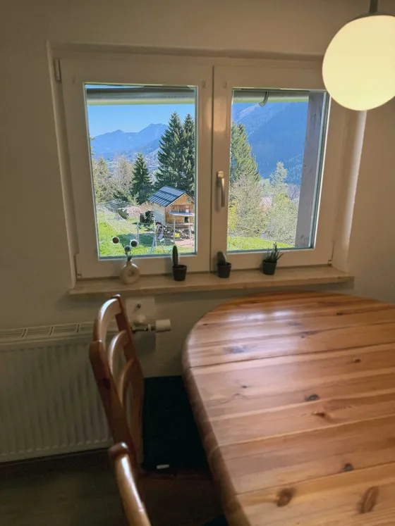 Eethoek van Appartement 22 met raamzicht op Kleinwalsertal