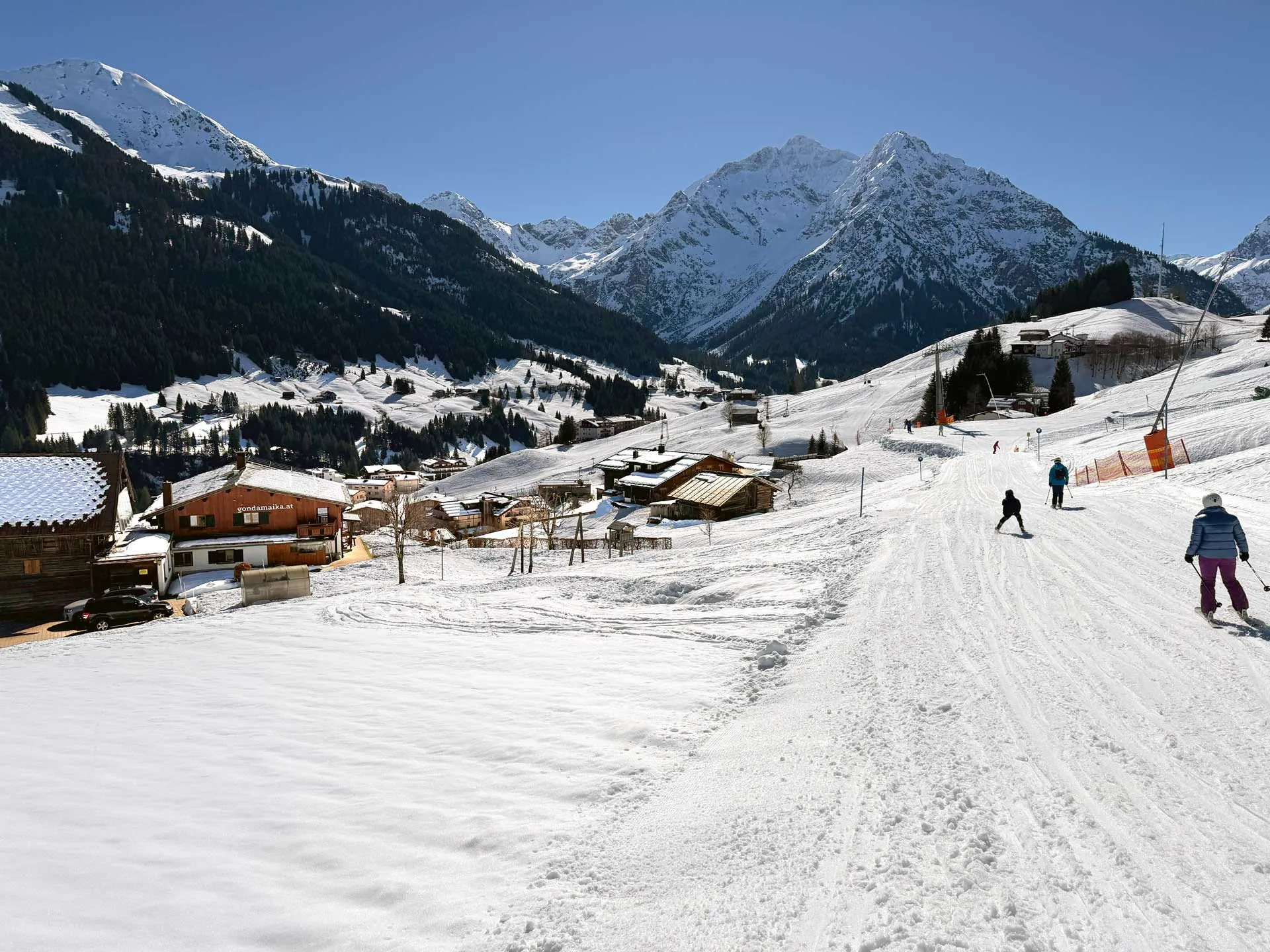 Winterliche Skipiste direkt beim Walserhaus Bi dr Gondamaika mit Bergpanorama in Hirschegg