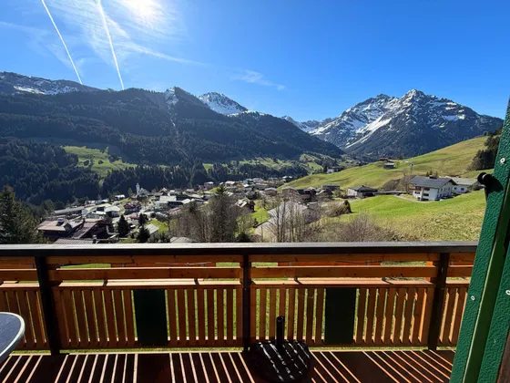 Direct zicht vanuit de balkondeur van slaapkamer 1 op het dorp Hirschegg met toegang tot het balkon