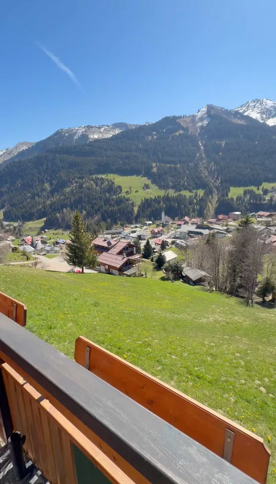 Video: voorjaarsuitzicht vanaf het balkon van Appartement 22 op Hirschegg, weiden en de bergwereld in Kleinwalsertal