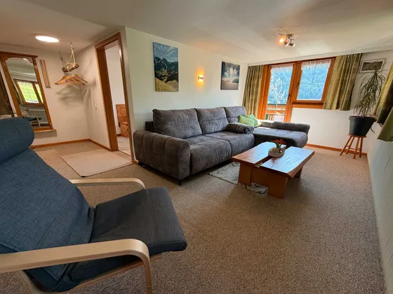 Woonruimte van Appartement 22 met hoekbank, salontafel en bergzicht